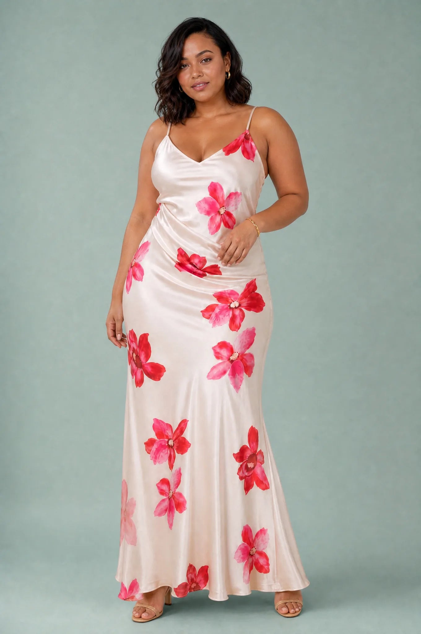 Robe beige bretelles fleurie | Porté sur une silhouette plus ronde | Lounelle Paris