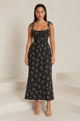 Robe fleurie ajustée dos ouvert