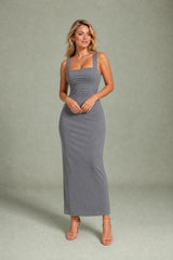 Robe longue col carré ajustée