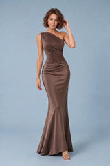 Robe longue satinée à une épaule