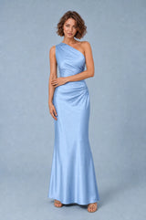 Robe longue satinée à une épaule