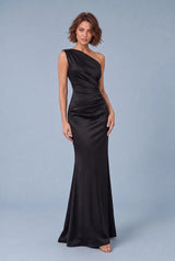 Robe longue satinée à une épaule