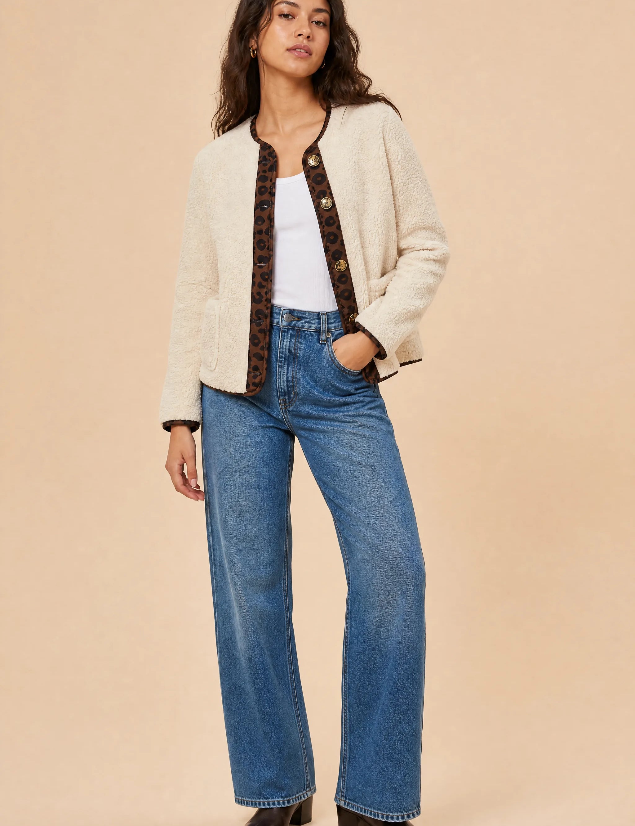 Veste beige sherpa à bordures léopard | Vue de face | Lounelle Paris