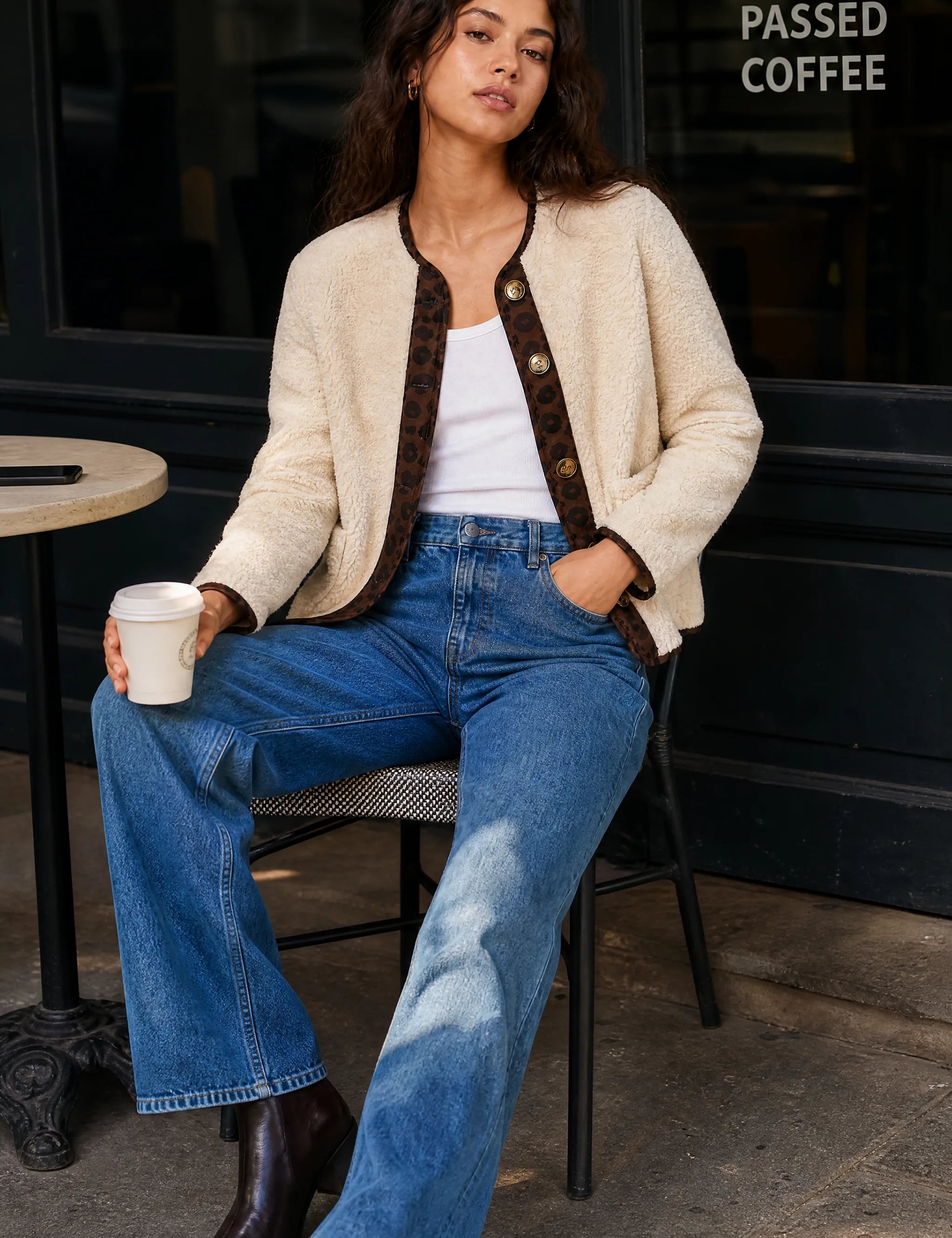 Veste beige sherpa à bordures léopard | Photo lifestyle | Lounelle Paris