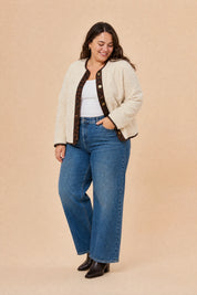 Veste beige sherpa à bordures léopard | Porté sur une silhouette plus ronde | Lounelle Paris